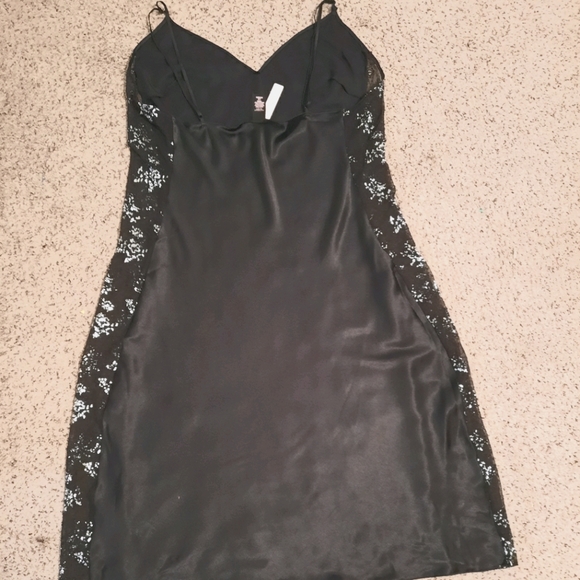 Victoria's Secret - Picture 2 of 3